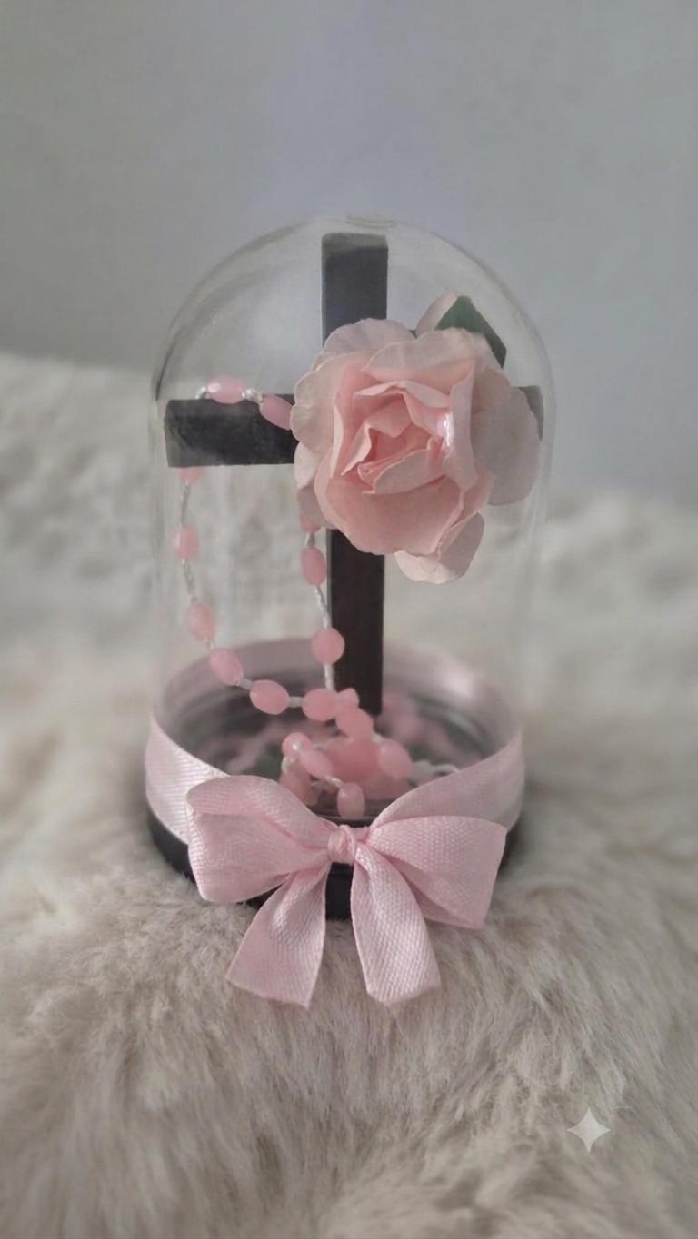 Croix en bois et fleurs séchées sous cloche-Pièce Unique