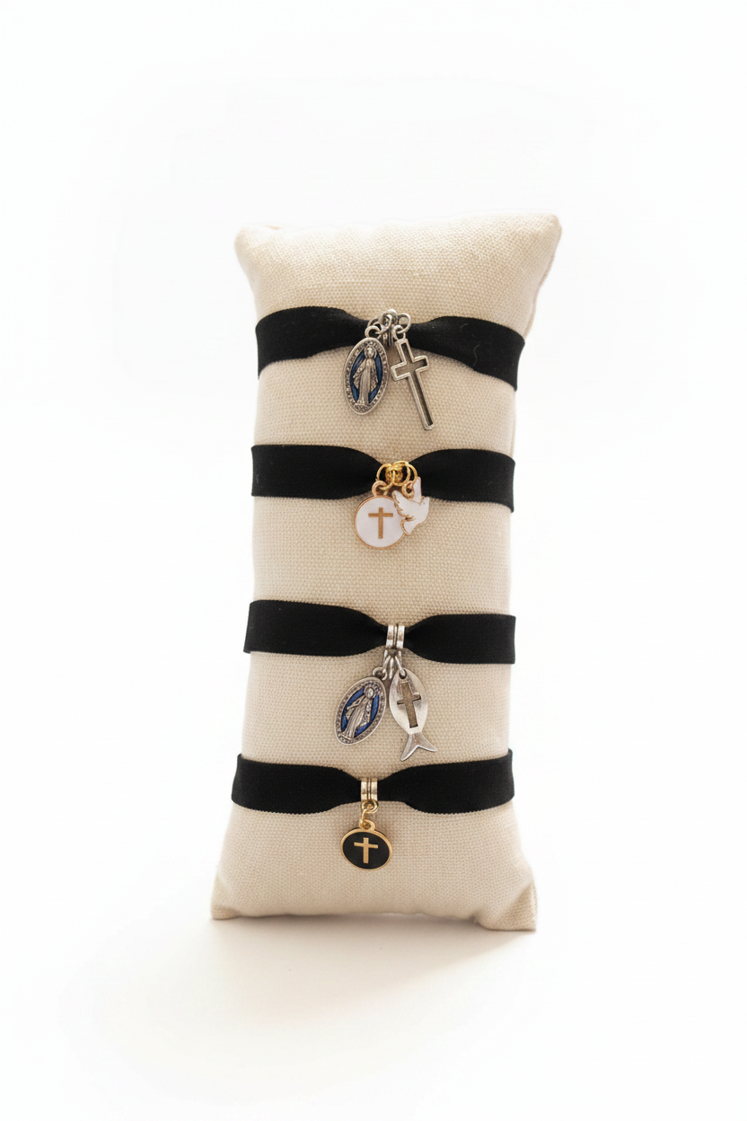 Bracelets noirs religieux — fond blanc