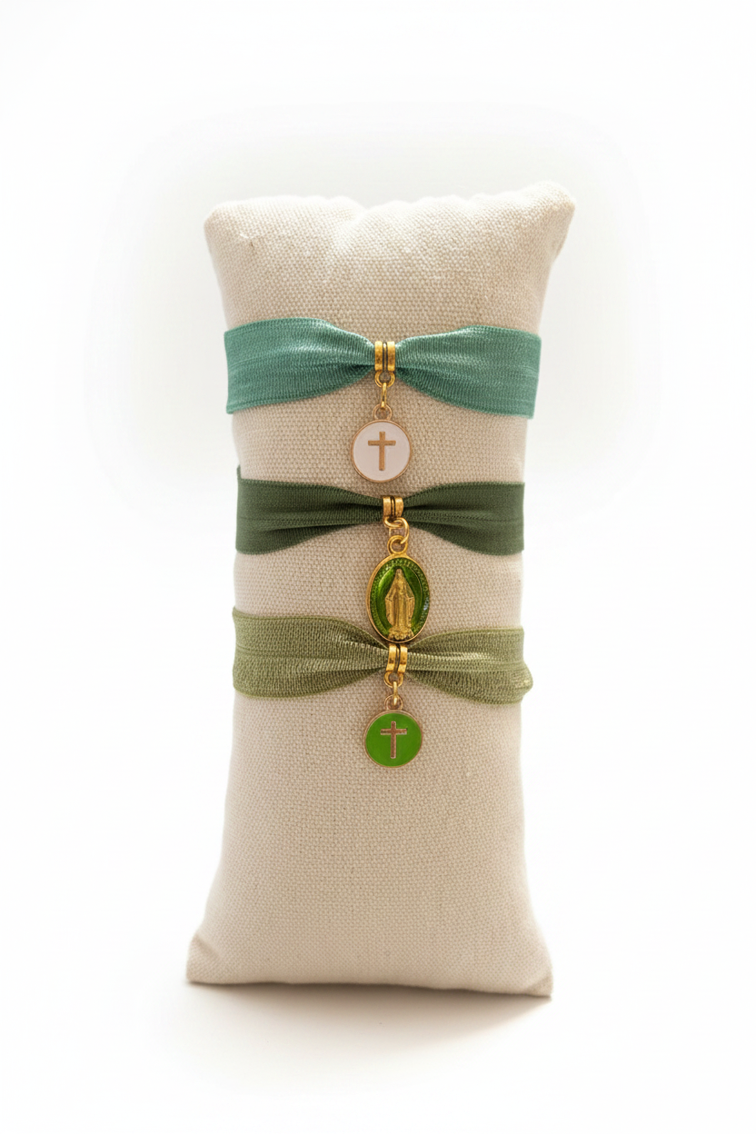 Bracelets verts religieux — fond blanc